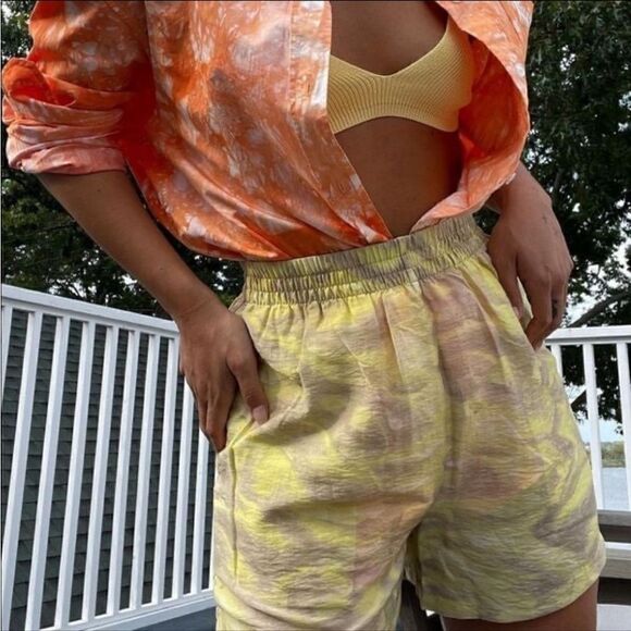 & Other Stories Floaty Shorts Tencel Yellow NWT - Picture 3 of 3